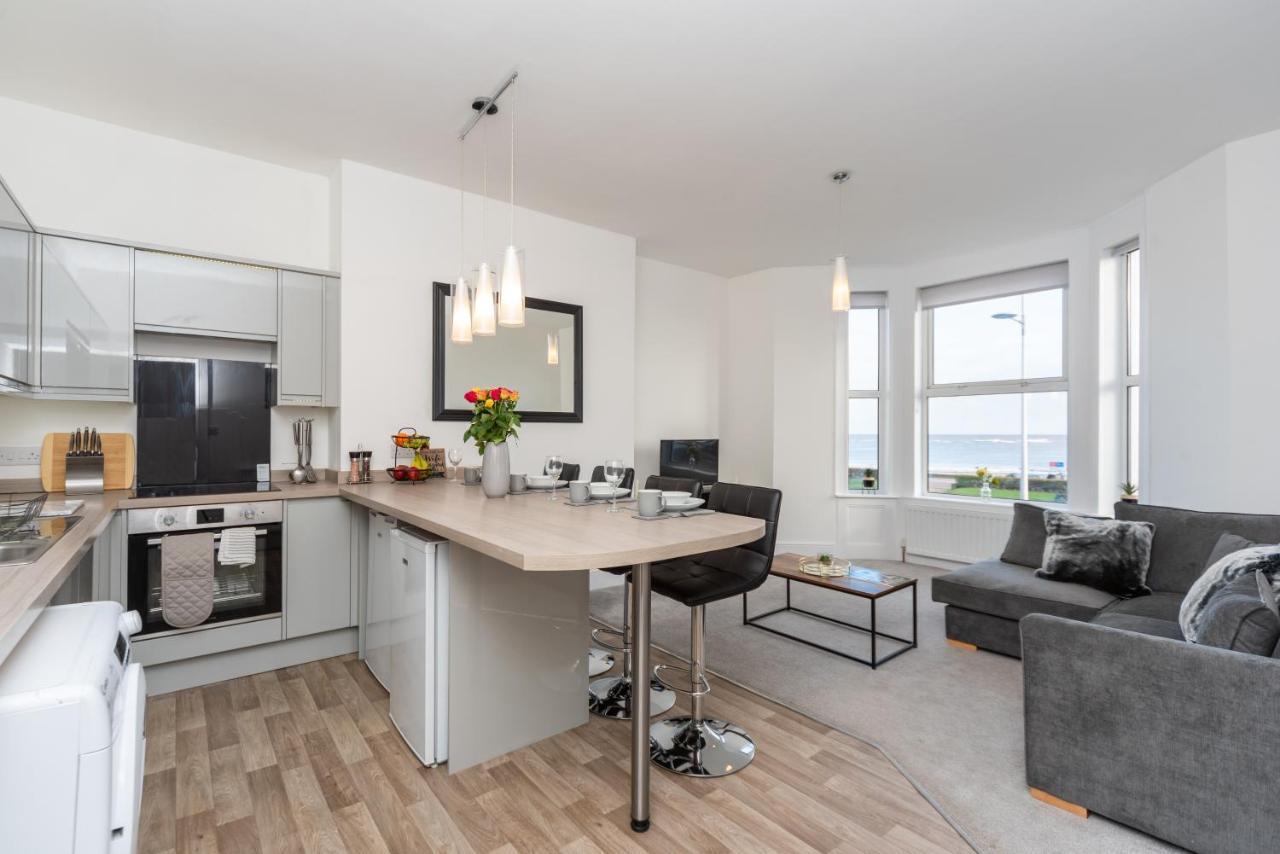 Sea Views Stunning 2 Bedroom Apartment # โลเวสทอฟต์ ภายนอก รูปภาพ