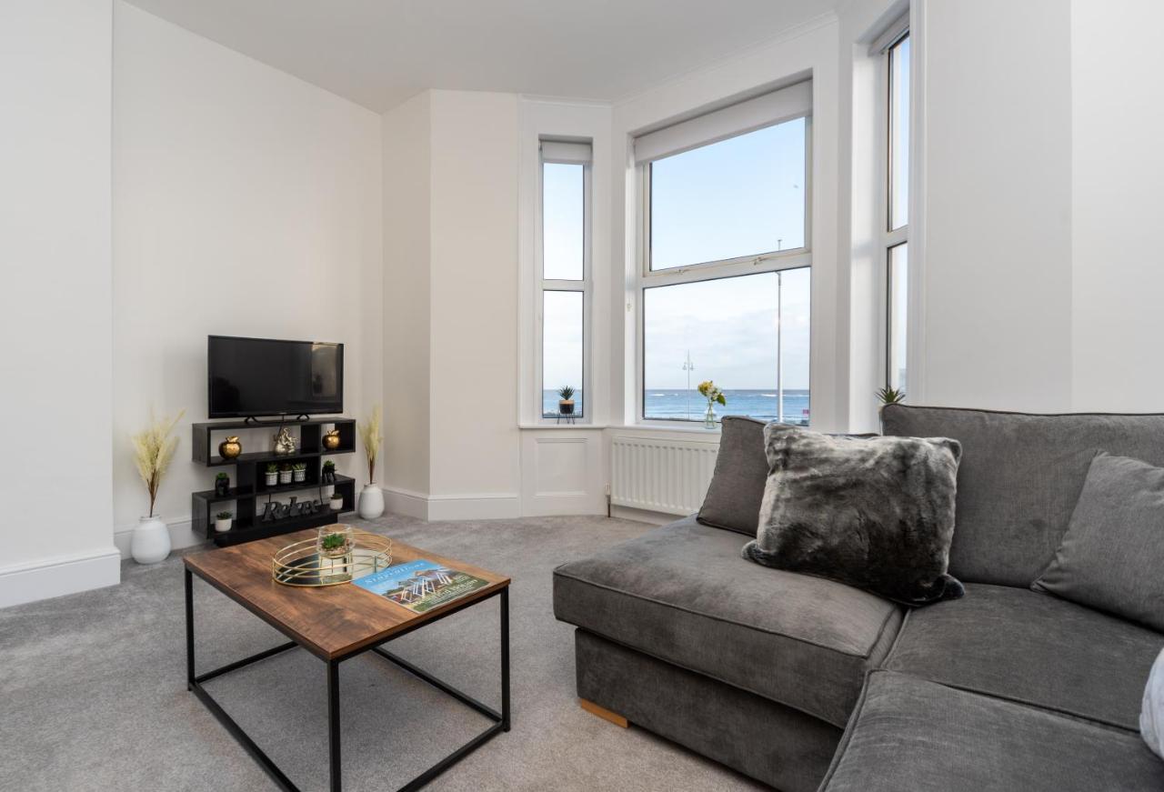 Sea Views Stunning 2 Bedroom Apartment # โลเวสทอฟต์ ภายนอก รูปภาพ
