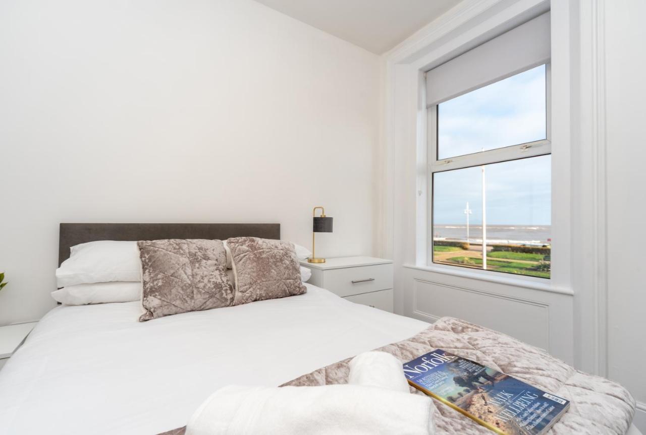 Sea Views Stunning 2 Bedroom Apartment # โลเวสทอฟต์ ภายนอก รูปภาพ