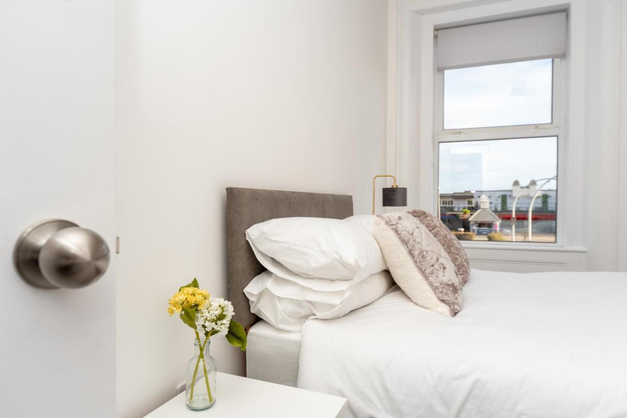 Sea Views Stunning 2 Bedroom Apartment # โลเวสทอฟต์ ภายนอก รูปภาพ