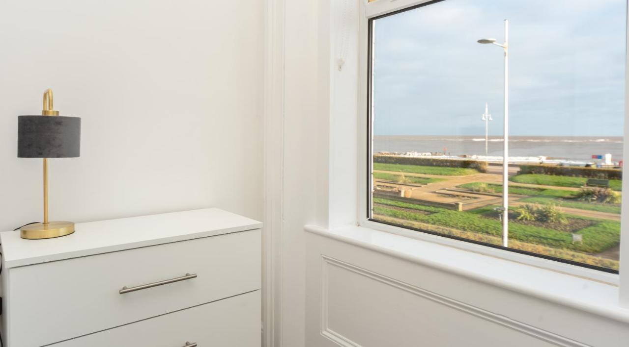 Sea Views Stunning 2 Bedroom Apartment # โลเวสทอฟต์ ภายนอก รูปภาพ
